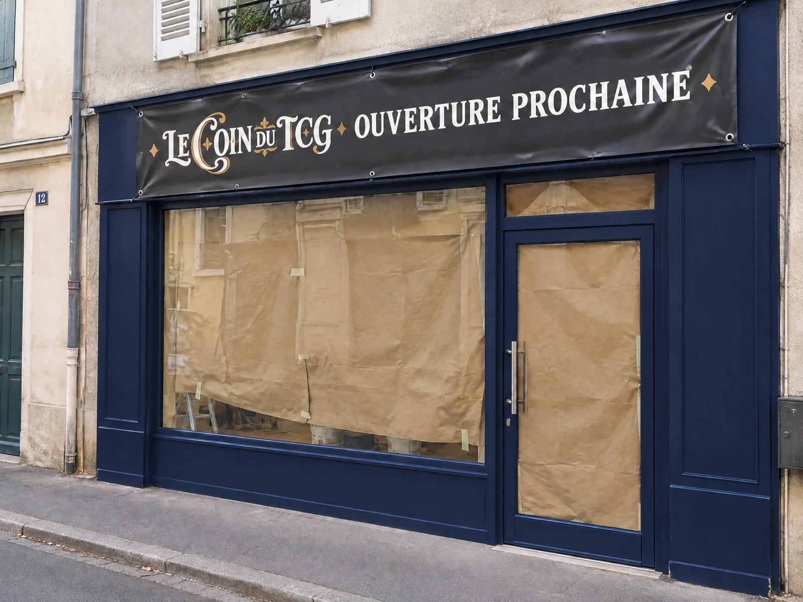 Illustration de la façade bleu marine avec sa banderole Ouverture prochaine